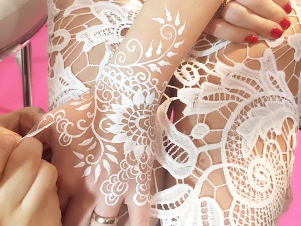 Una sposa più sensuale con le decorazioni di Henne&#039; Bianco