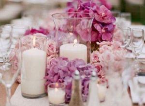 Un matrimonio dalla magica atmosfera: candele, vetri e fiori di campo