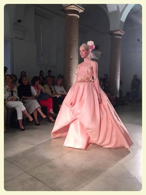 Bon Ton Chic L Abito Da Sposa Rosa Spopola Tra Le Collezioni Piu Fashion