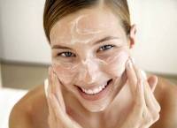 Come detergere al meglio la pelle sensibile