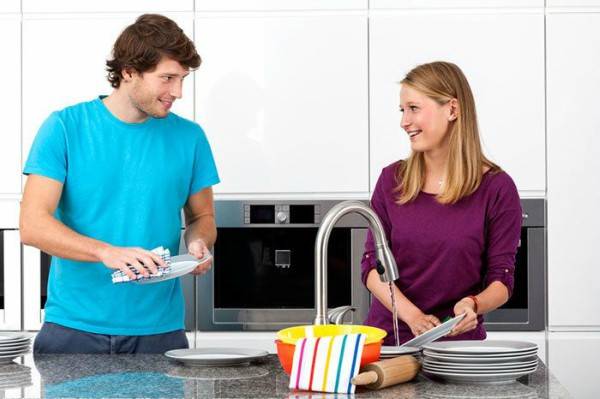 Ripartirsi il lavoro domestico può rendere un matrimonio più felice!