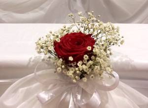 Un addobbo di nozze con Rose rosse e bianche: semplice, elegante e creativo