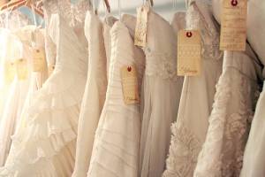 Come risparmiare sulle spese dell&#039;abito da sposa: ecco le 7 cose da evitare