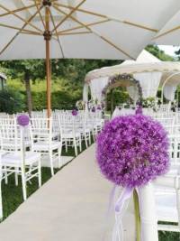 Un addobbo di matrimonio romantico e originale con il fiore Allium