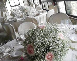 Rose e Gypsophila per un addobbo di matrimonio classico e romantico