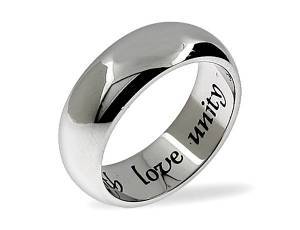 L&#039;incisione: il metodo più semplice per gli sposi di personalizzare i loro anelli
