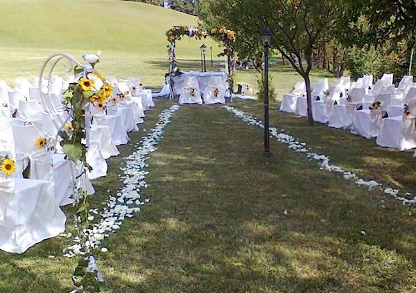 Un Matrimonio all&#039;aperto con un romantico addobbo di Girasoli