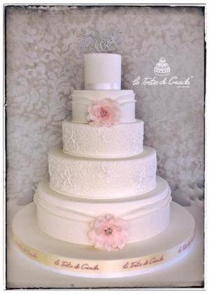Decorazioni per la torta nuziale: meravigliose se richiamano il pizzo dell’abito da sposa